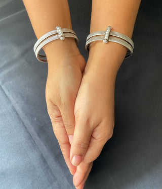 The Stavya Silver Antique Openable Bracelet(Oxidised/Size 2.4)