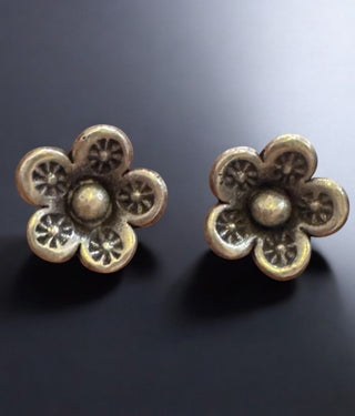The Periwinkle Silver Flower Earstuds