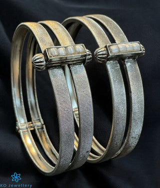 The Stavya Silver Antique Openable Bracelet(Oxidised/Size 2.4)