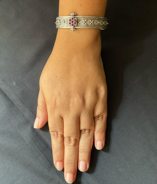 The Atyukti Silver Antique Openable Bracelet-Single (Oxidised/Size/2.2/2.4/2.6/2.8)