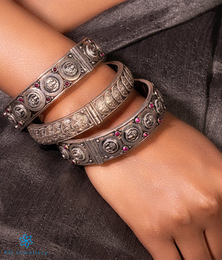 The Aryahi Silver Lakshmi Coin Openable Kada Bracelet-Single(Oxidised/Size 2.2/2.6/2.8)