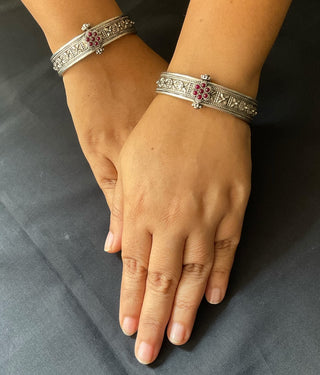 The Atyukti Silver Antique Openable Bracelet-Single (Oxidised/Size/2.2/2.4/2.6/2.8)