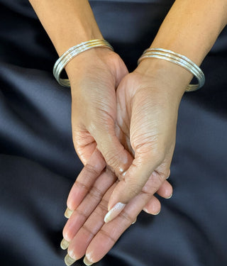 The Ujjal Plain Silver Bangle (Single/Size 2.2/2.4/2.6/2.8)