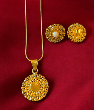 The Yuktvaa Silver Pendant Set (Pearl)