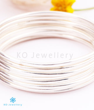 The Ujjal Plain Silver Bangle (Single/Size 2.2/2.4/2.6/2.8)