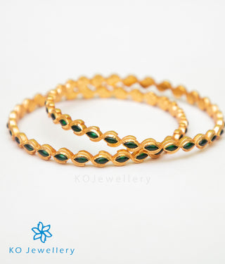 The Eka Silver Kempu Bangle (Green/Size 2.2/2.4/2.8)